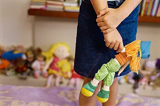 TJ mantém condenação de mãe que não impedia estupros contra a filha em Campo Grande