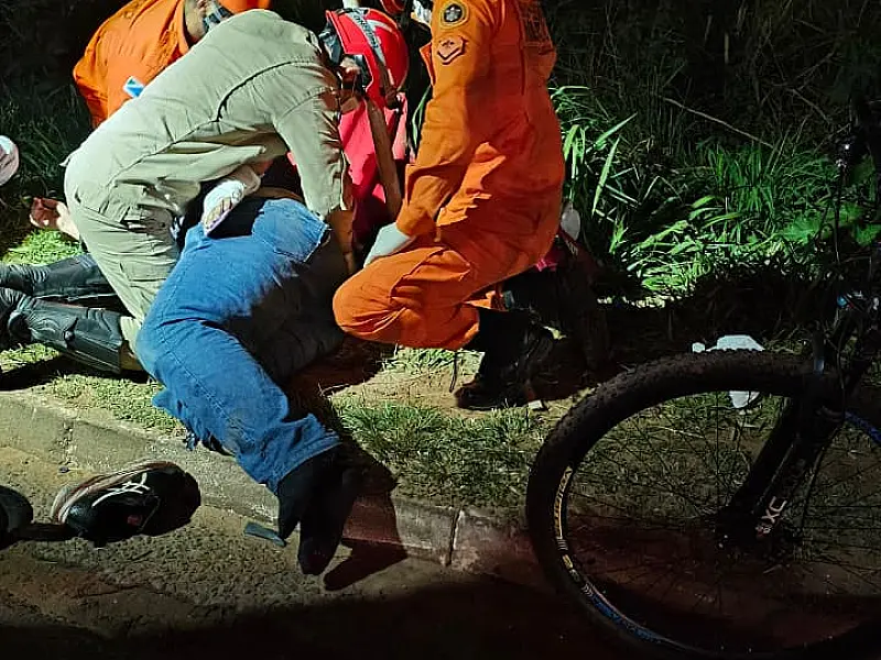 Motociclista é arremessado em colisão com ciclista na Av. Ministro João Arinos