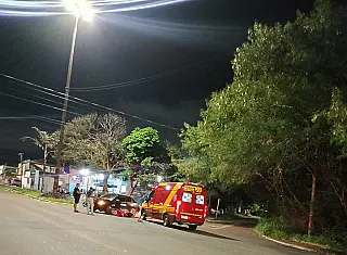 Carro atravessa cruzamento e bate em motociclista na Capital