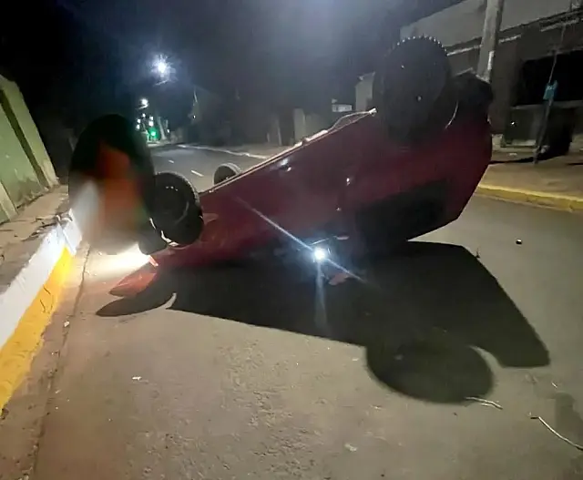 Motorista fica ferido após carro capotar em cruzamento de Paraíso das Águas