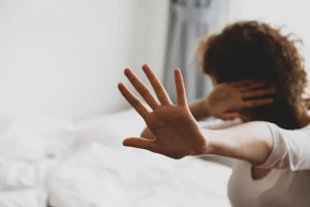 Com ciúmes do ex, homem tenta enforcar e ameaça matar namorada