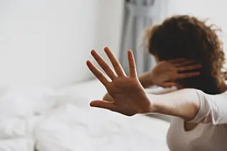 Com ciúmes do ex, homem tenta enforcar e ameaça matar namorada