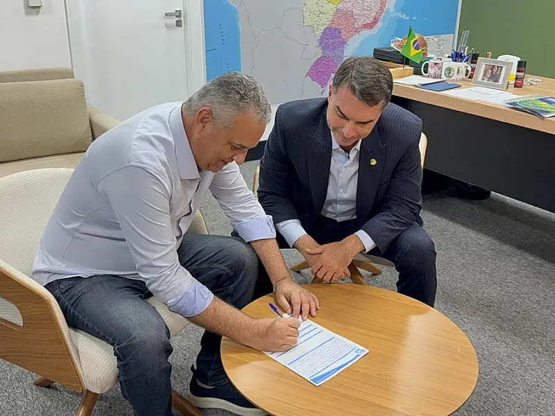 Flávio Bolsonaro anuncia Alfredo Gaspar como seu vice para a presidência