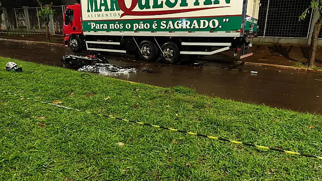 Motociclista morre ao colidir em traseira de caminhão parado em Dourados