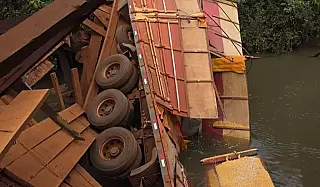 Carreta cai em rio após ponte de madeira ceder em Sidrolândia