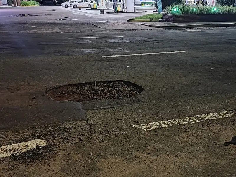 Motociclista cai em buracos, fica ferido e tem celular furtado na Nhanhá