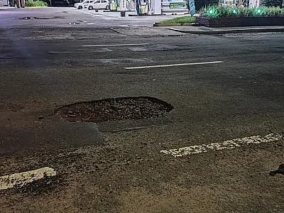 Motociclista cai em buracos, fica ferido e tem celular furtado na Nhanhá