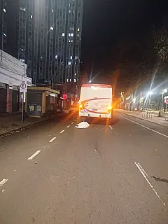 AGORA: Adolescente morre em acidente entre motocicleta e ônibus no Centro da Capital