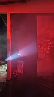 Vídeo: Incêndio de grandes proporções atinge marcenaria no Jardim Canguru
