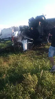 Vídeo: Van da Prefeitura de Eldorado colide com carro e deixa três mortos na BR-163