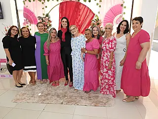 Mulheres que venceram o câncer sobem à passarela em desfile do Outubro Rosa em Campo Grande