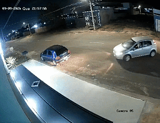 VÍDEO: Dupla armada invade casa e rouba “muamba” nas Moreninhas