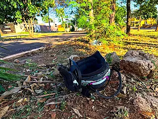 Motociclista morre ao ser atingido por carro e arremessado por 50 metros