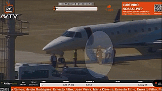 Vídeo mostra Moraes e esposa desembarcando de jatinho ligado a Vorcaro