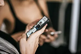 Pai encontra 'nudes' no celular da filha e situação termina na delegacia