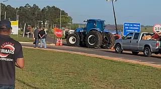 Produtores bloqueiam acesso a Santa Rita em protesto contra interdição na MS-040