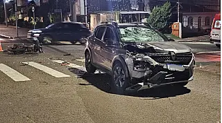 Motorista faz conversão proibida e deixa motociclista gravemente ferido na Capital