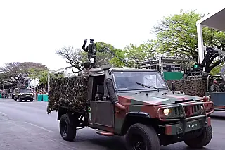 Robô humanoide do Exército presta continência a Lula durante desfile de 7 de Setembro