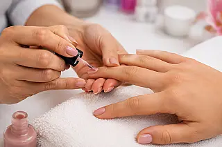 Curso gratuito de manicure e pedicure abre inscrições na Capital
