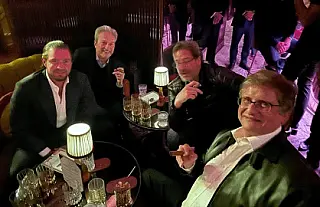PGR aparece com charuto em foto com Vorcaro durante evento em Londres
