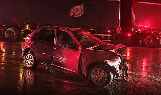 Colisão entre carro e carreta de celulose deixa três mortos na BR-158
