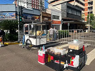Vendedores aproveitam desfile para garantir renda extra em Campo Grande