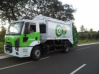 Homem é preso após ameaçar motorista e apedrejar caminhão da Solurb