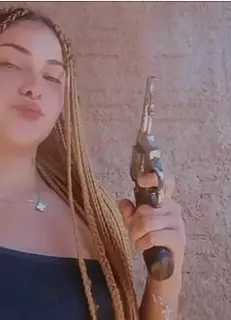 Morta em confronto em MS, 'Thaissinha do PCC' exibia armas nas redes
