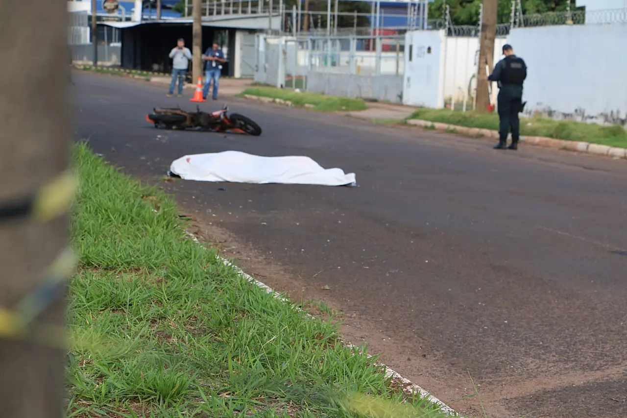 Motociclista que morreu após colidir com árvore em Campo Grande é identificado