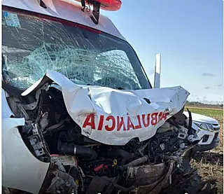 Ambulância bate na traseira de carreta e sai da pista na BR-060 em MS