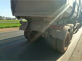 Motorista morre após carro bater na traseira de carreta na BR-262