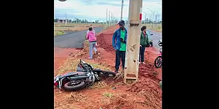 Mulher morre após perder controle de moto e bater contra poste em Água Clara