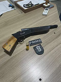 Após denúncia, PM faz batida em bar e prende homem com garrucha em Jaraguari