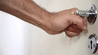 Homem invade apartamento do condomínio em que trabalha  e avança em moradora no Caiobá