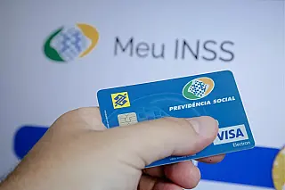 Banco é condenado a indenizar aposentado por descontos indevidos em benefício