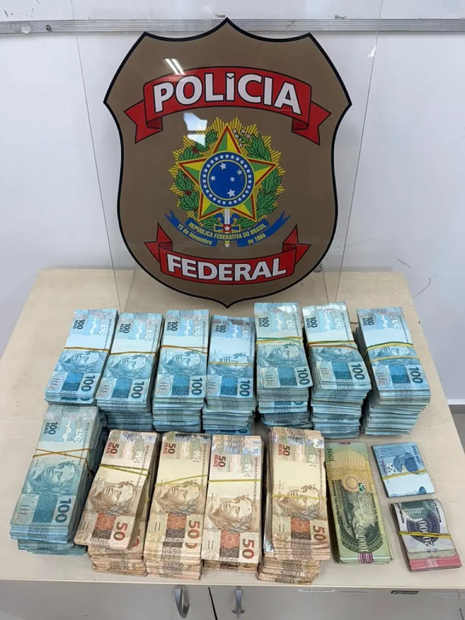 Funcionária de universidade é presa pela Polícia Federal com R$ 800 mil em espécie em Ponta Porã