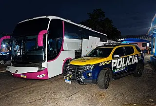 Ônibus com óculos, perfumes e roupas sem documentação é apreendido na MS-395