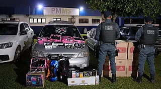 PM encontra 60 mil cigarros e 59 caixas de canetas emagrecedoras em carros na MS-162