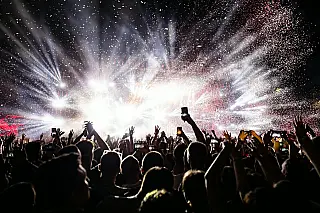 Justiça manda empresa indenizar fã após adiamento de show