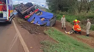 Caminhoneiro fica ferido após carreta carregada de madeira tombar na BR-163 em Rio Brilhante