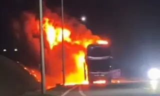 Ônibus é destruído por incêndio na BR-158 em MS ao retornar de viagem de São Paulo