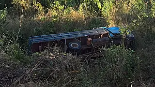 Motorista morre após caminhão carregado com blocos de concreto cair na Serra de Maracaju