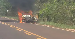 AGORA: veículo pega fogo às margens da MS-240 entre Paranaíba e Inocência