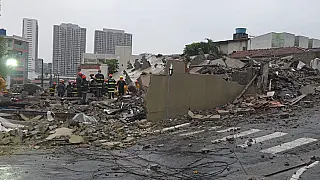 Prédio em construção desaba sobre casa e deixa duas mulheres mortas em São Paulo