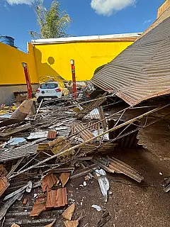 Após estragos causados por tempestade, comerciante aguarda há três dias atendimento da Prefeitura e da Defesa Civil