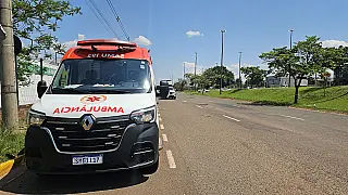 Mãe cai de moto com a filha a caminho da escola após atingir buracos na Cônsul Assaf