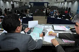Câmara vota veto sobre combate à evasão escolar e nome social em lápides