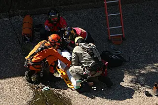 Motociclista perde controle e cai em córrego na Av. Ernesto Geisel
