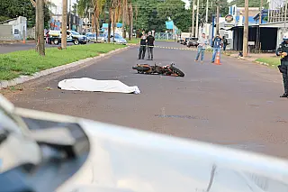 AGORA: Motociclista morre após perder controle e bater em árvore na Capital