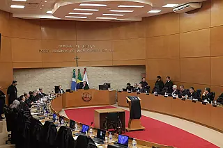 Deputados votam projeto que amplia direitos de servidores do Judiciário